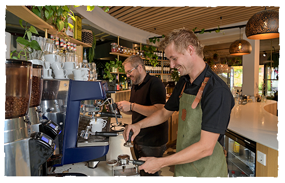 Robbert-Jan Veldhuijzen zet koffie in de brasserie van Zorgcampus Breda